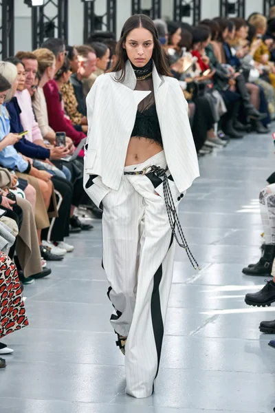 Look 10
